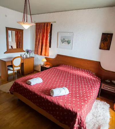 Boy & Dolphin Hotel
